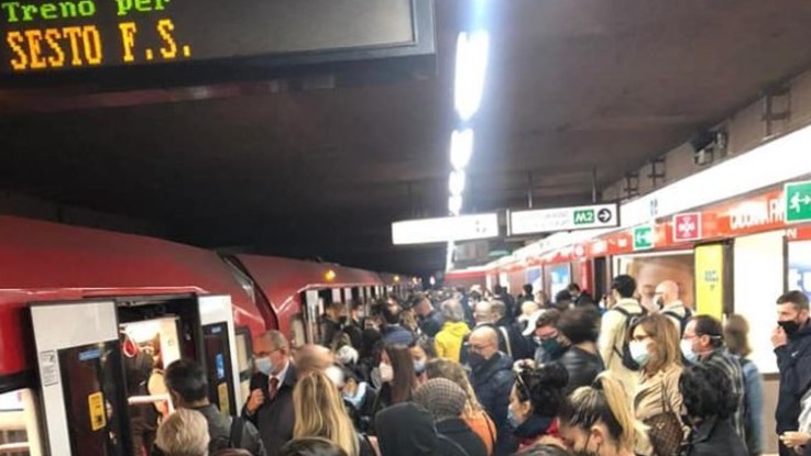 Milano, il consigliere De Chirico (Fi): "Nessun distanziamento in metro"