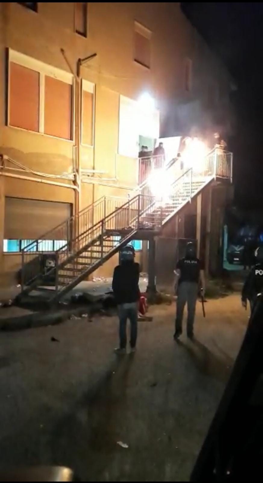 Agrigento, rivolta nel centro migranti: feriti tre poliziotti