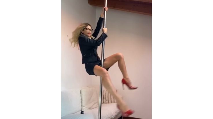 Maddalena Corvaglia, sexy nei suoi vari look con la pole dance su Instagram - VIDEO