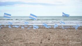 Argentina: centinaia di bandierine sulla spiaggia per ricordare le vittime Covid