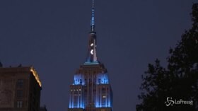 New York, Empire State Building in blu per celebrare John Lennon