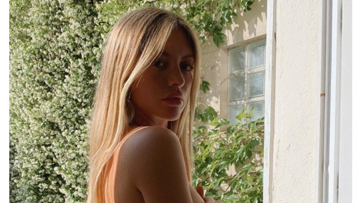 Pauline Tantot nuda sul letto fa il pieno di followers