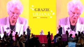 Ovazione al termine della lezione di Liliana Segre ma lei si schermisce: “Ora basta, su!”