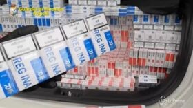 Napoli, sequestrati oltre 240 chili di sigarette: arrestati due contrabbandieri