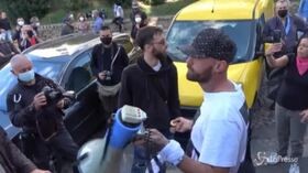 No mask e gilet arancioni a Roma, la manifestazione è un flop tra slogan contro stampa e polizia