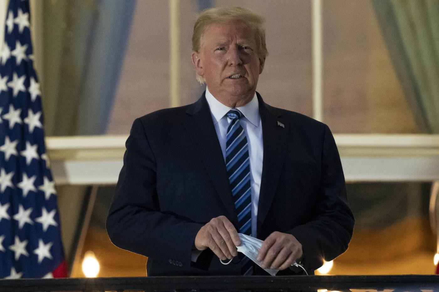 Trump dal balcone della Casa Bianca: “Mi sento bene, sconfiggeremo il virus cinese”