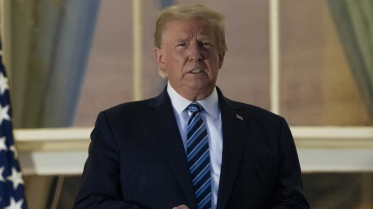 Trump dal balcone della Casa Bianca: "Mi sento bene, sconfiggeremo il virus cinese"