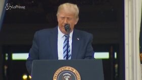 Trump dal balcone della Casa Bianca: “Sconfiggeremo il virus cinese”