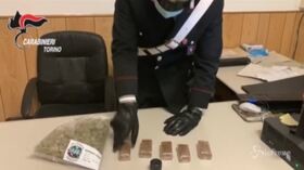 Torino, invece della ruota di scorta aveva nel bagagliaio marijuana e hashish: arrestato
