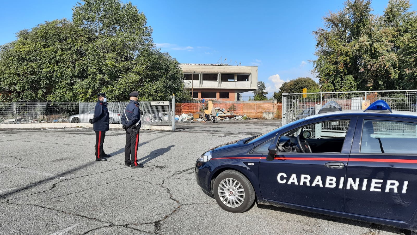 Rave party nel torinese, 300 persone in ex ditta: carabinieri sul posto