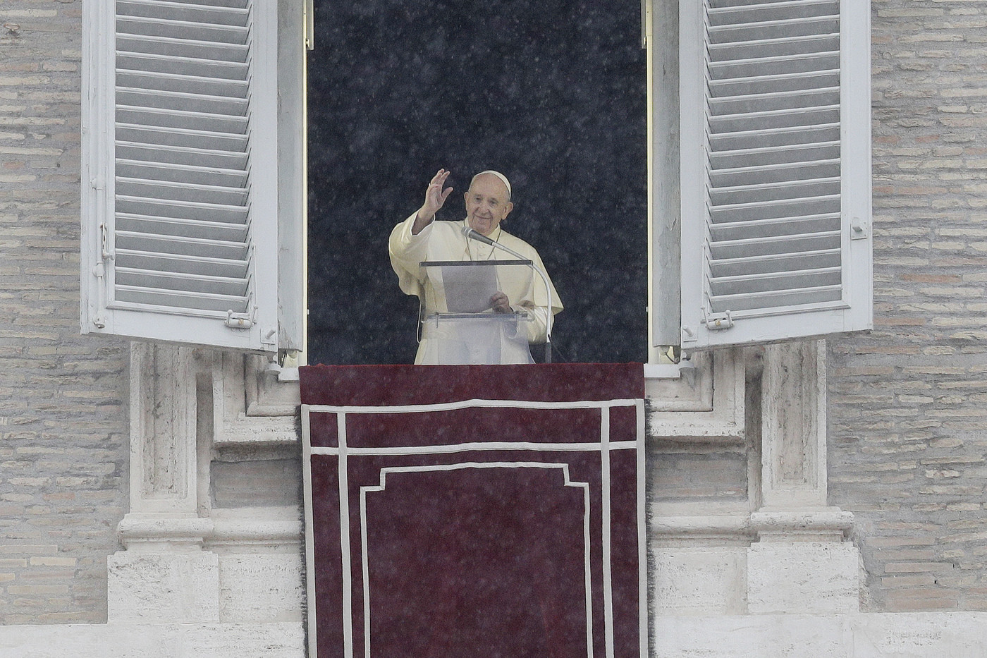 Papa: “Più donne nelle istituzioni di responsabilità della Chiesa”