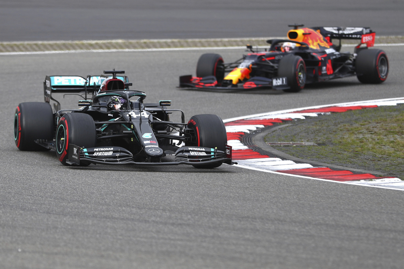 F1, Hamilton vince il Gp di Eifel ed eguaglia Schumacher: 91 vittorie