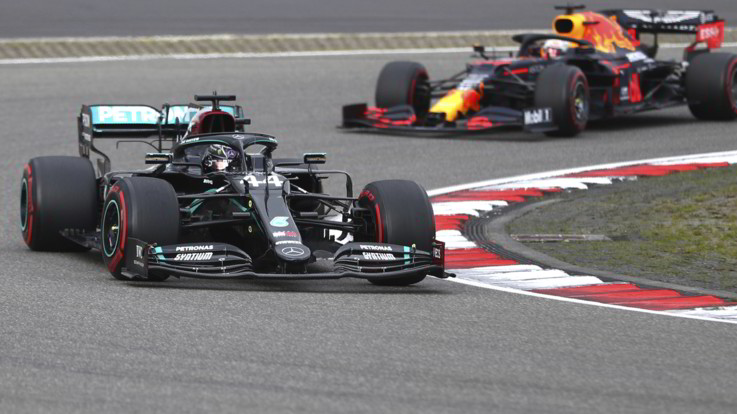 F1, Hamilton vince il Gp di Eifel ed eguaglia Schumacher: 91 vittorie