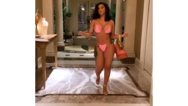 Cardi B festeggia il 28esimo compleanno a Las Vegas in un mini bikini rosa: "Sono ubriaca"