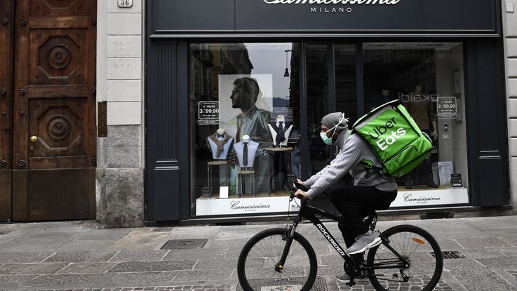 Uber, chiusa indagine su caporalato e rider: 9 indagati più la società Frc