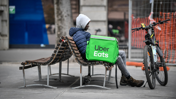 Uber, chiuse indagini per caporalato. La manager: Non dire che è un 'sistema per disperati' davanti a un esterno