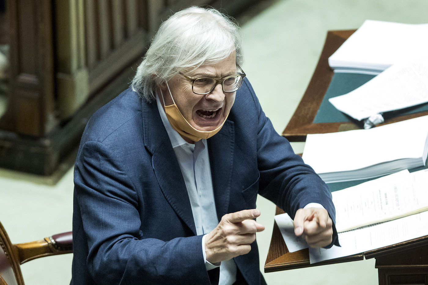 Sgarbi si candiderà a sindaco di Roma. “Raggi è peggio di Nerone”
