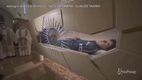 Assisi, Carlo Acutis beato: il suo corpo esposto per i pellegrini