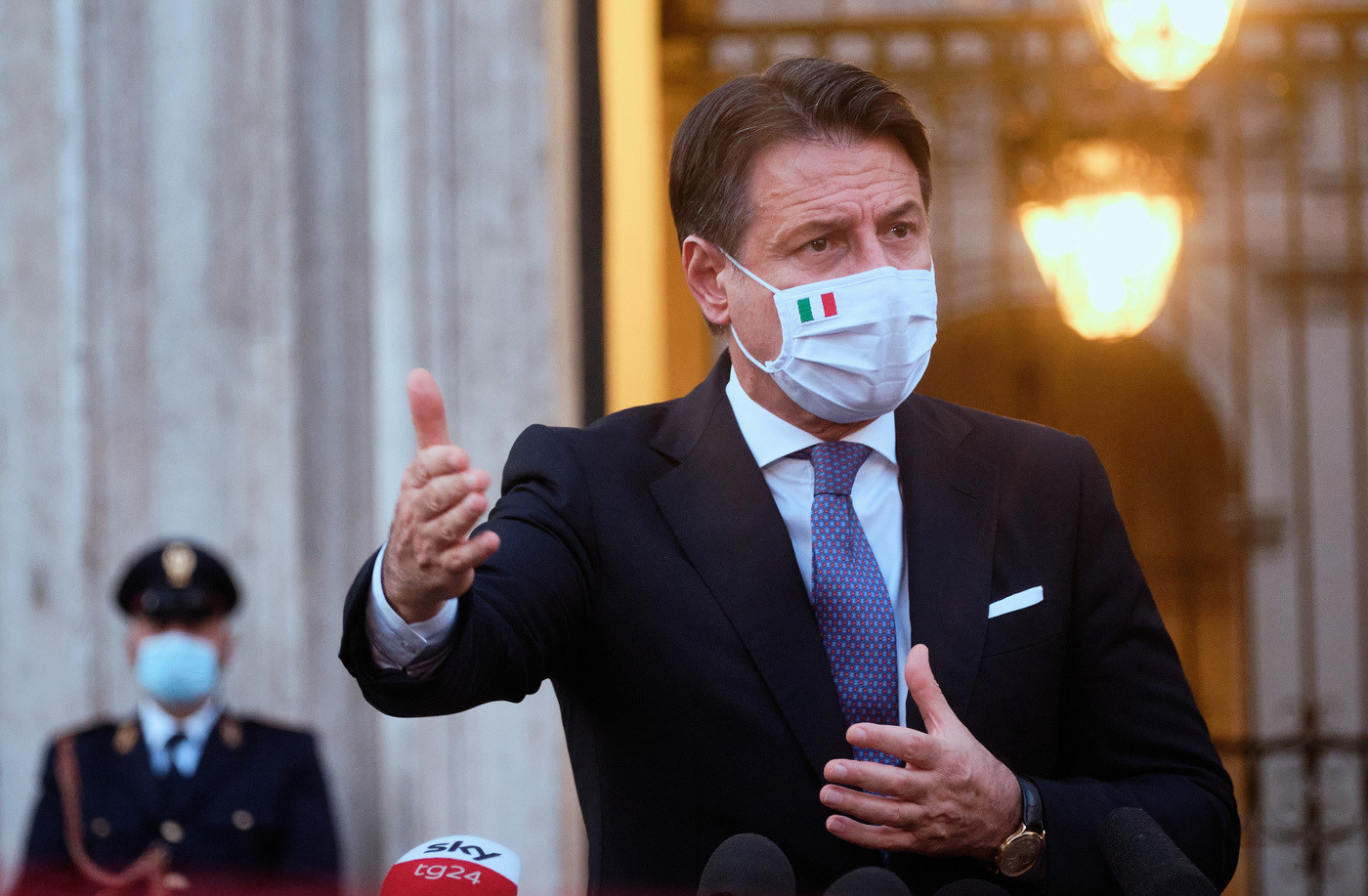 Conte firma il Dpcm: stop a calcetto, no sosta davanti ai bar dopo 21