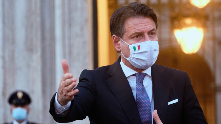 Conte firma il Dpcm: stop a calcetto, no sosta davanti ai bar dopo 21