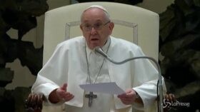 Coronavirus, il Papa i saluta fedeli da lontano: “Scusate, c’è pericolo contagio”