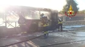 Autobus in fiamme a Trieste: la carcassa del mezzo bruciato