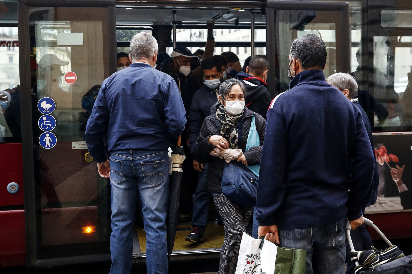 Coronavirus, governo conferma capienza 80% su Tpl: ma scaglionamento orari scuole