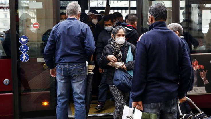 Coronavirus, governo conferma capienza 80% su Tpl: ma scaglionamento orari scuole
