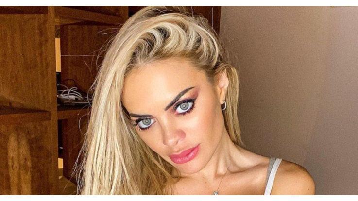 Elena Morali, sexy balletto con accavallamento di gambe alla 'Basic Instinct' | VIDEO