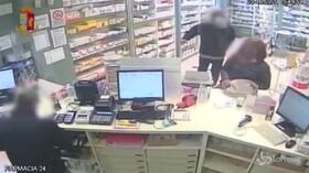 Torino: rapinatore minaccia e colpisce farmacista per 155 euro