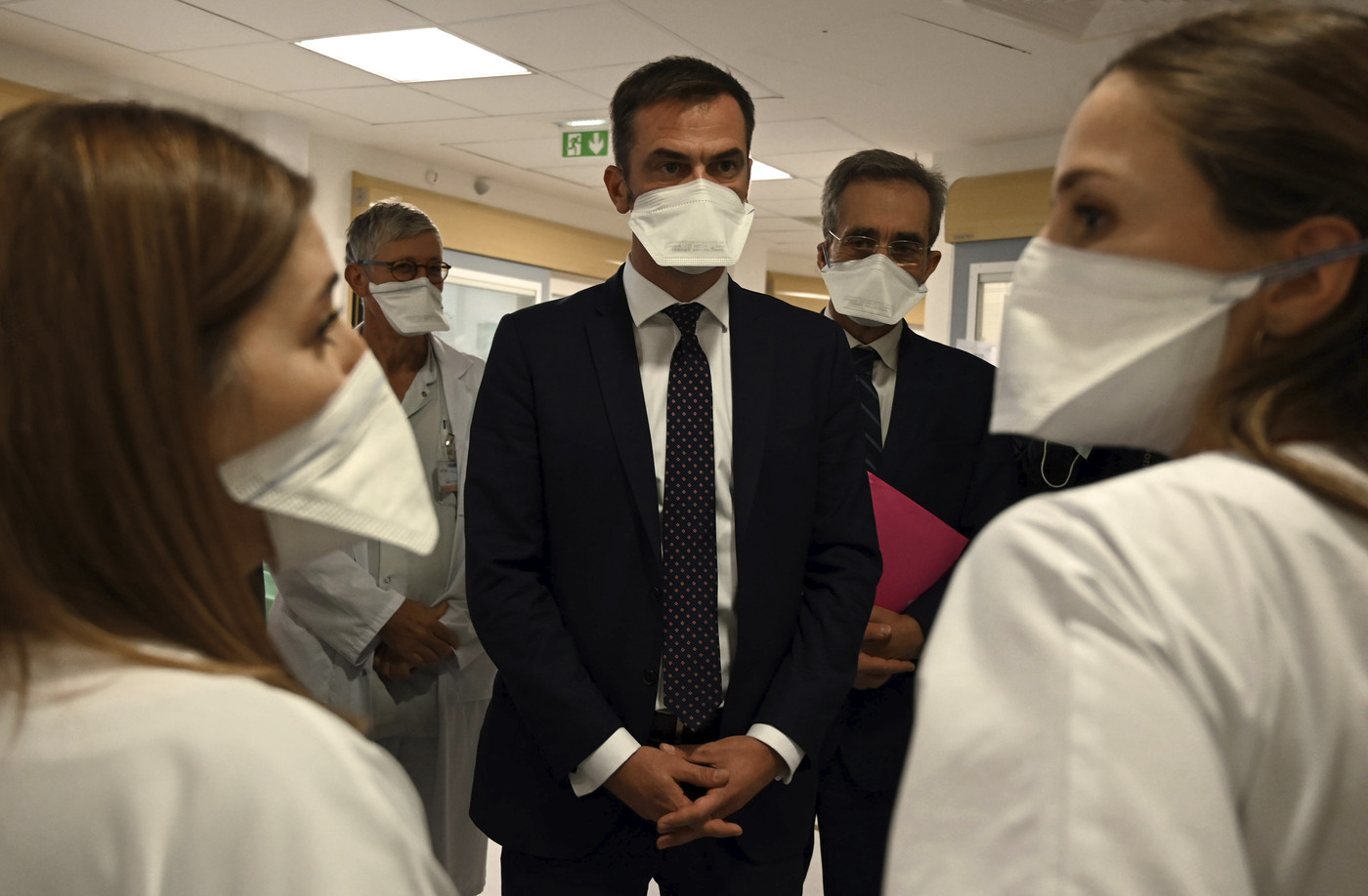Coronavirus, in Francia perquisizioni a casa ministro e direttore Salute