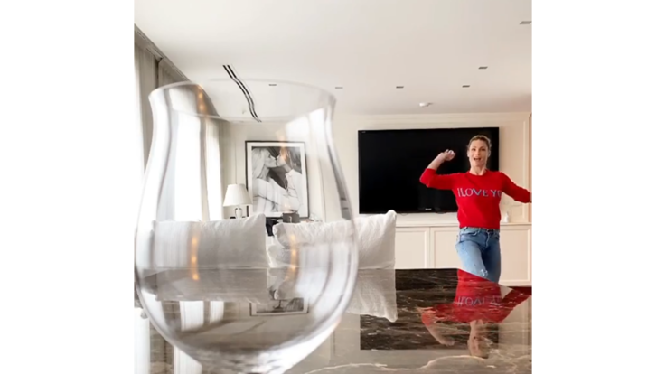 Michelle Hunziker, infallibile nei lanci con le palline da ping pong... Ma sotto sotto c'è il trucco!