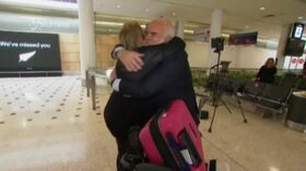 Australia, arriva il primo volo da mesi dalla Nuova Zelanda: gli abbracci con amici e parenti
