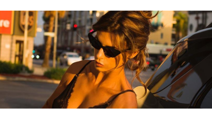 Elisabetta Canalis sexy in jeans e pizzo nero alla pompa di benzina in California