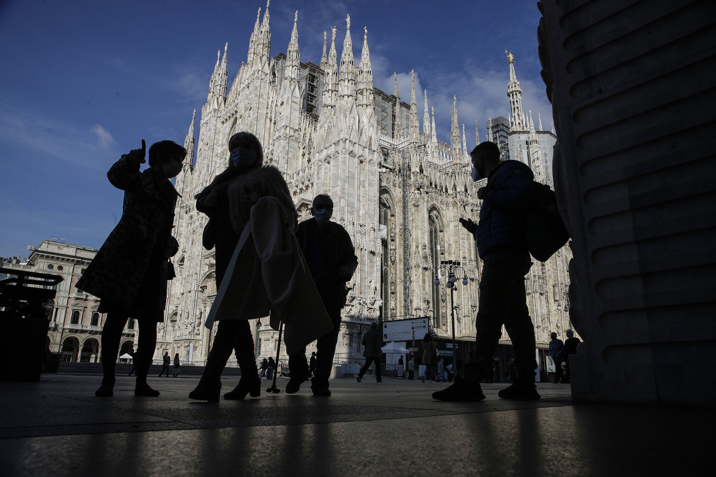 Coronavirus, boom di casi in Lombardia: 2.419. Fontana verso nuove restrizioni