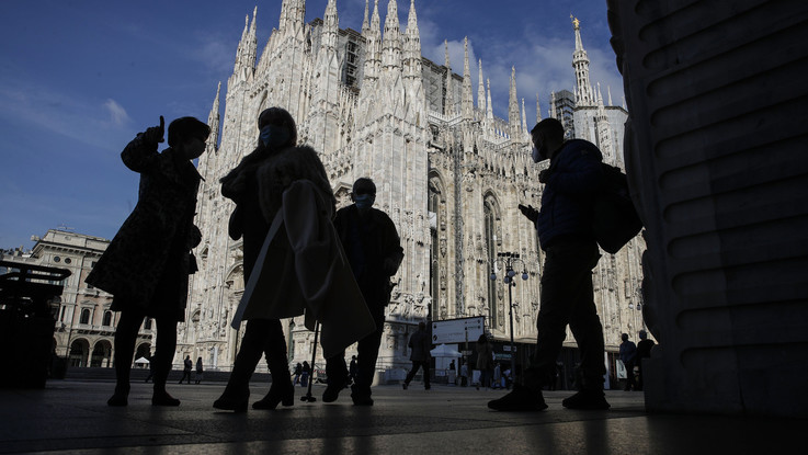 Coronavirus, boom di casi in Lombardia: 2.419. Fontana verso nuove restrizioni