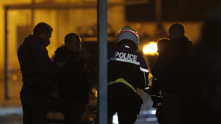 Decapitato professore a Parigi, 9 arresti. Ucciso il killer