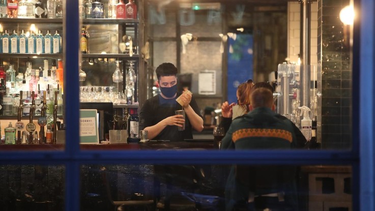 Coronavirus, smartworking al 75%, orari scaglionati a scuola e all'università
