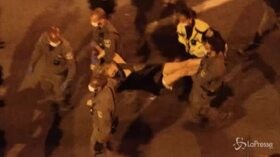 Proteste contro Netanyahu, manifestanti portati via di peso a Gerusalemme