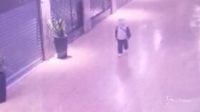 Spari a Reggio Emilia, l’aggressore ripreso dalle telecamere di sorveglianza