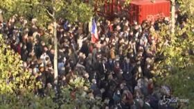 Professore decapitato, l’omaggio di Parigi: in migliaia in corteo