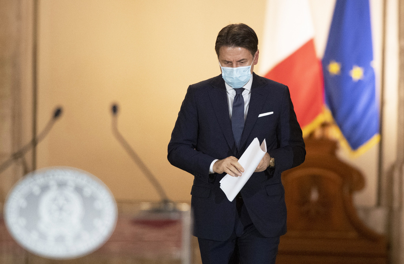 Stretta di Conte su piazze e ristoranti: “Curva preoccupante”