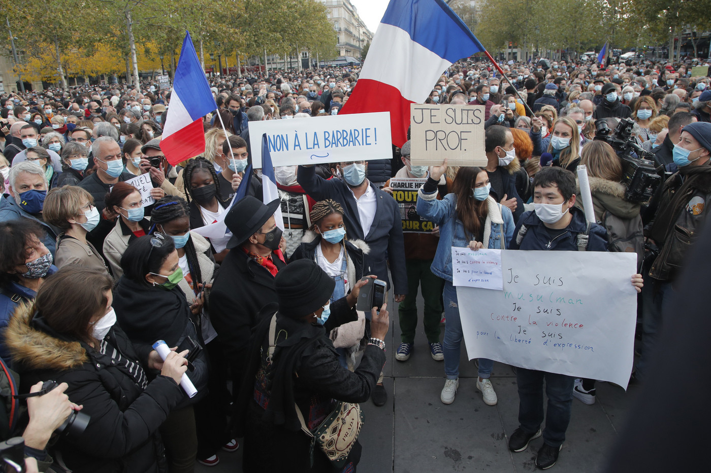 Francia, Je suis Samuel: in migliaia in piazza rendono omaggio al professore decapitato