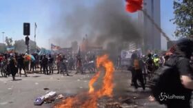 Cile, migliaia in piazza per l’anniversario dell’inizio delle proteste