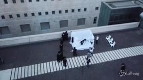 Israele, il papà è ricoverato per Covid: il figlio si sposa nel cortile dell’ospedale