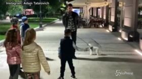 Belgrado, Novak Djokovic dà lezioni di tennis ai bambini per strada