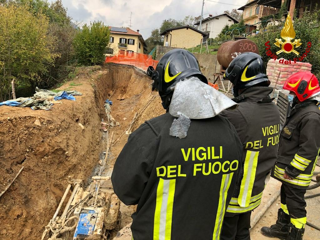 Biella, si ribalta mezzo in un cantiere: operaio in ospedale