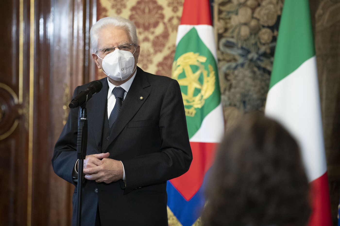 Mattarella consegna onoreficenze agli eroi del Covid: “Momento difficile. Serve fiducia nel Paese”