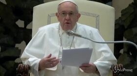 Covid, Papa ai fedeli: “Dobbiamo cambiare il modo di portare avanti questa udienza”