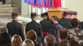 Parigi, tributo per Samuel Paty. Macron: “Ucciso perchè vogliono nostro futuro”